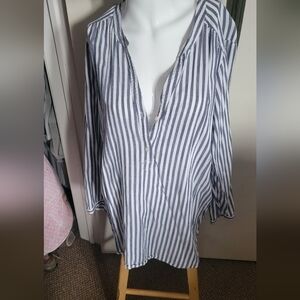 Old Navy Women's Blue and White Striped Shirt